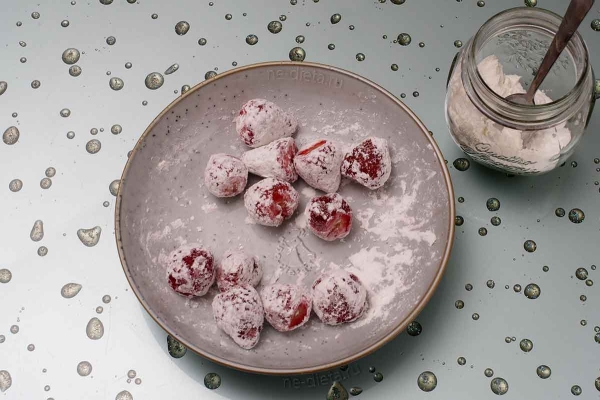 Шоколадные кексы с клубникой