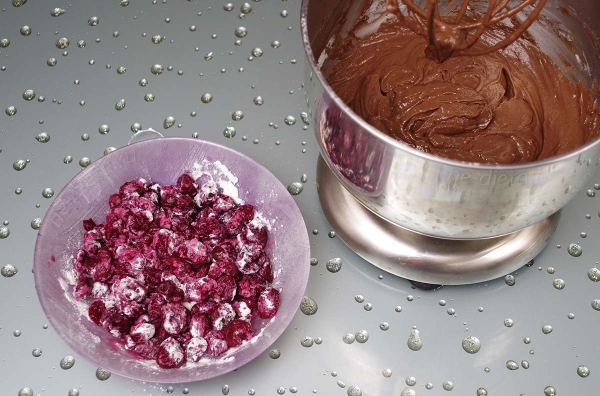 Шоколадные кексы с вишней