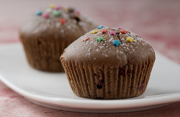 Шоколадные кексы с вишней