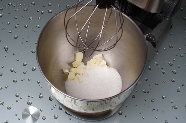 Шоколадный кекс с черной смородиной