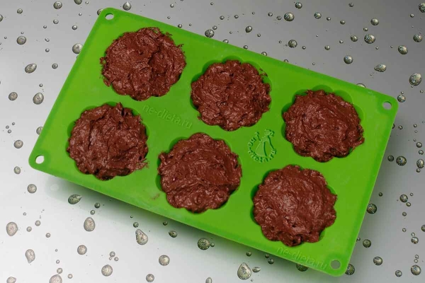 Шоколадные кексы с клубникой