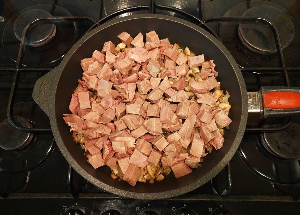 Язык с грибами и орехами Язык с грибами и орехами