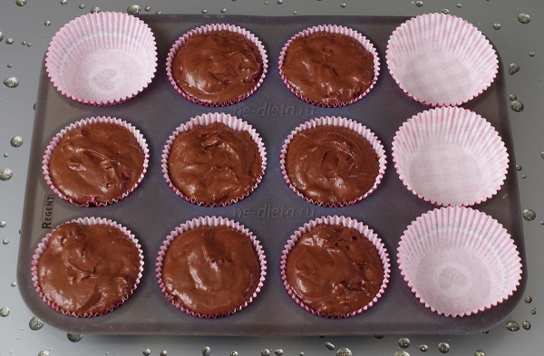 Шоколадные кексы с вишней