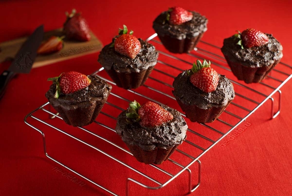 Шоколадные кексы с клубникой