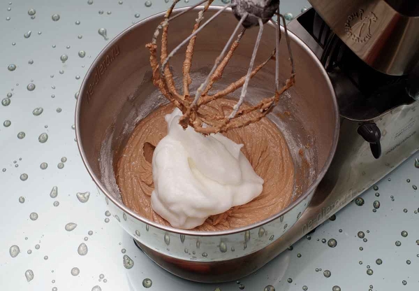 Шоколадный кекс с черной смородиной