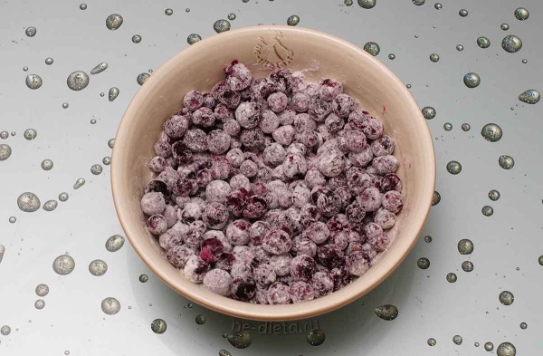 Шоколадный кекс с черной смородиной