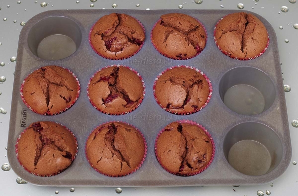 Шоколадные кексы с вишней