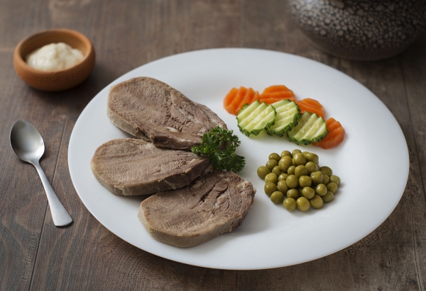 Язык говяжий отварной