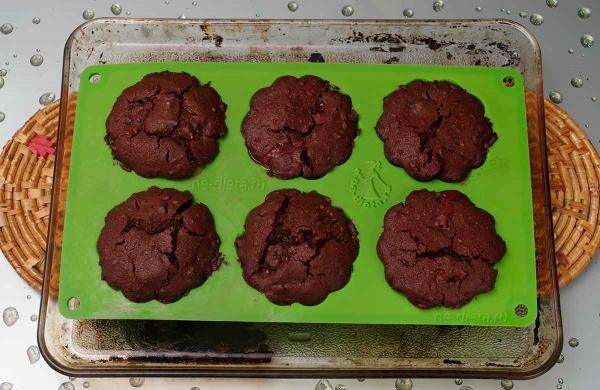 Шоколадные кексы с клубникой