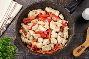 Фрикасе из курицы со сметаной