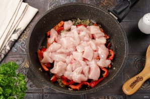 Фрикасе из курицы со сметаной