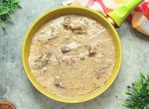 Говяжья печень, тушенная в сметане