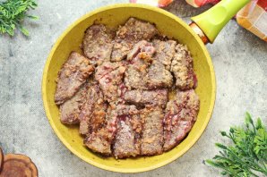 Говяжья печень, тушенная в сметане