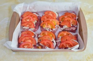 Мясо в духовке с помидорами