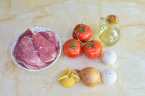 Мясо в духовке с помидорами