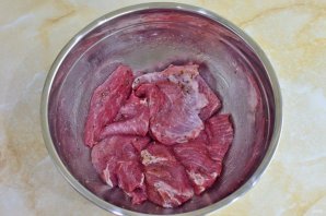 Мясо в духовке с помидорами