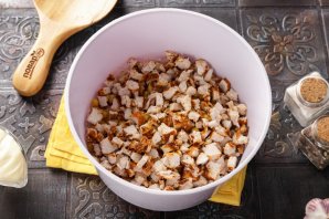 Салат с курицей и блинчиками Салат с курицей и блинчиками