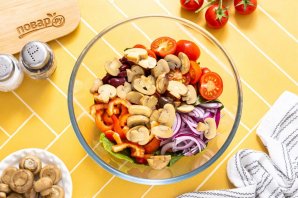 Салат с маринованными шампиньонами