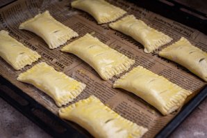 Слоеные пирожки с сыром и луком Слоеные пирожки с сыром и луком
