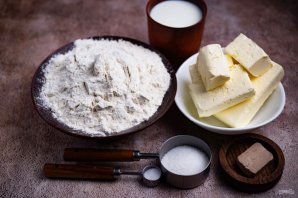 Слоеные пирожки с сыром и луком Слоеные пирожки с сыром и луком