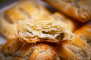 Слоеные пирожки с сыром и луком Слоеные пирожки с сыром и луком
