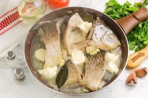 Тушеный карась