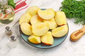 Утка в рукаве с яблоками