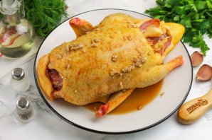 Утка в рукаве с яблоками