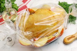 Утка в рукаве с яблоками