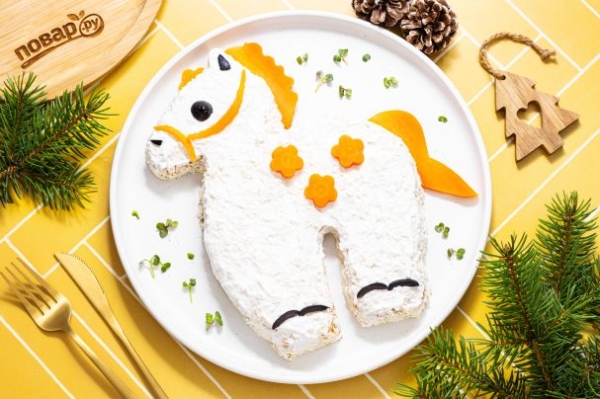 Вегетарианский салат в виде лошади Вегетарианский салат в виде лошади