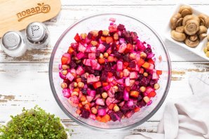 Винегрет с маринованными грибами