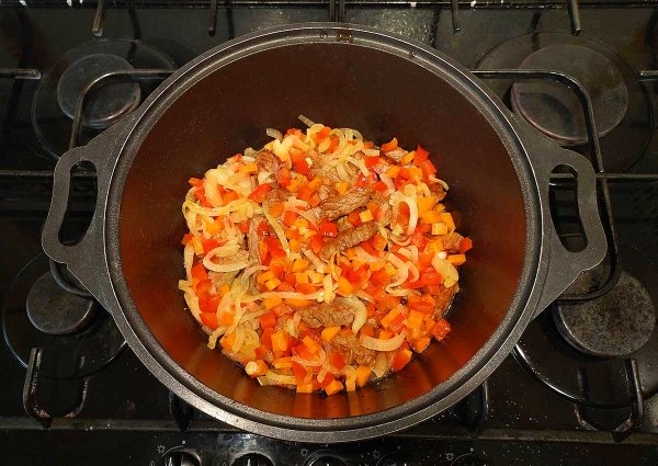 Говядина в сметанном соусе с овощами