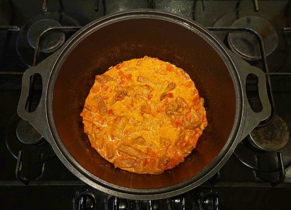 Говядина в сметанном соусе с овощами