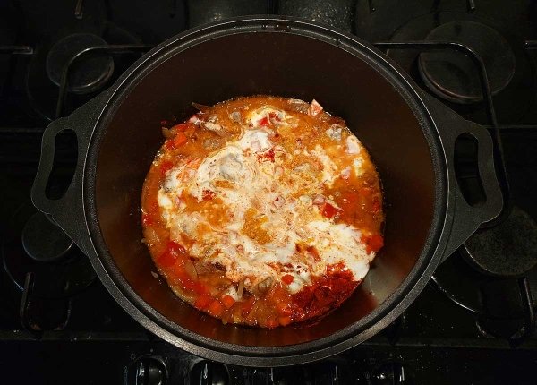 Говядина в сметанном соусе с овощами