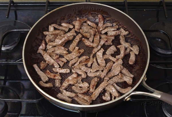 Говядина в сметанном соусе с овощами