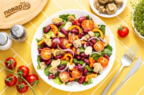 Салат с маринованными шампиньонами