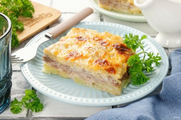 Запеканка с фаршем под соусом Бешамель