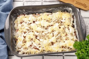 Запеканка с фаршем под соусом Бешамель