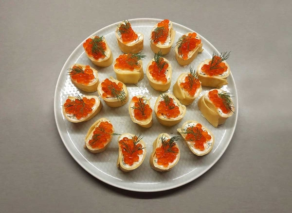 Яичные рулетики с икрой