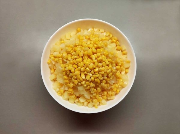 Салат с копченой курицей и ананасом