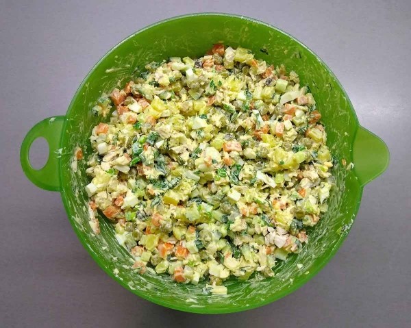 Салат «Столичный» с курицей Салат «Столичный» с курицей