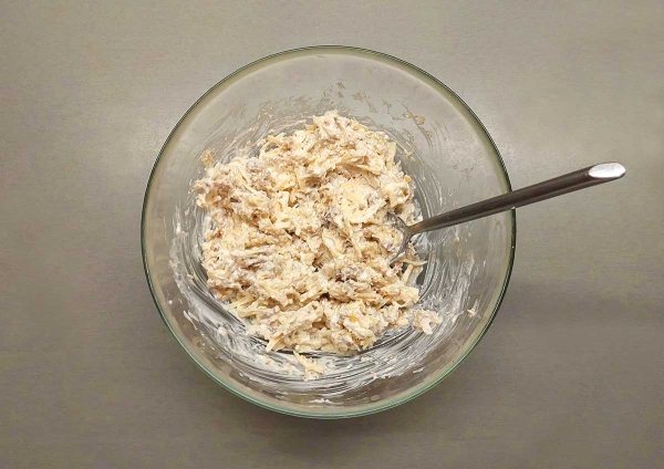 Свинина под сыром с помидорами и орехами Свинина под сыром с помидорами и орехами