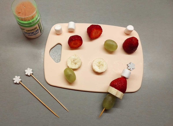 Фруктовые канапе «Дед Мороз»
