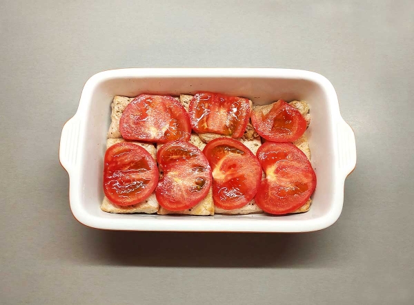 Свинина под сыром с помидорами и орехами Свинина под сыром с помидорами и орехами