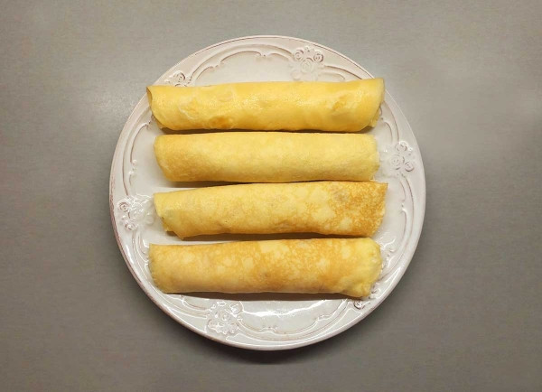 Яичные рулетики с икрой