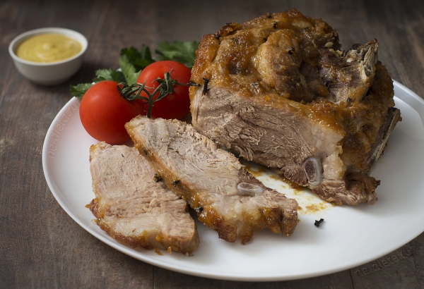 Запеченный свиной окорок в апельсиновой глазури Запеченный свиной окорок в апельсиновой глазури