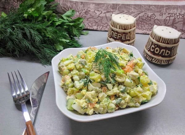 Салат «Столичный» с курицей Салат «Столичный» с курицей