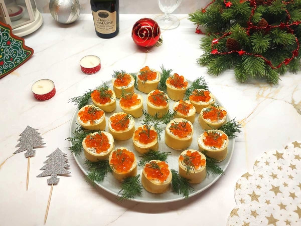 Яичные рулетики с икрой