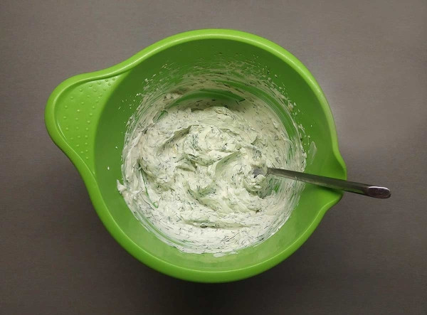 Яичные рулетики с икрой