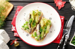 Бутерброд со шпротами и солеными огурцами Бутерброд со шпротами и солеными огурцами